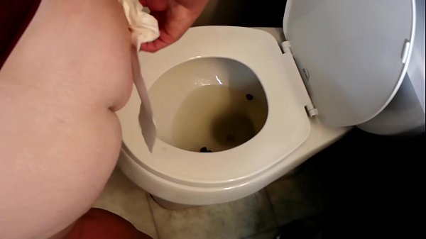 Fat MILF Cleans out Her Asshole