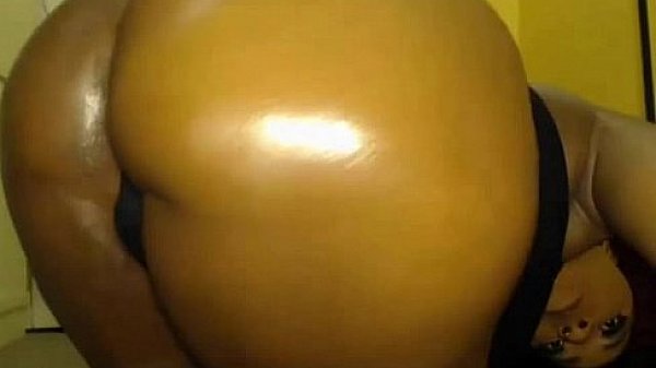 Ebony babe shakes her phat ass on cam