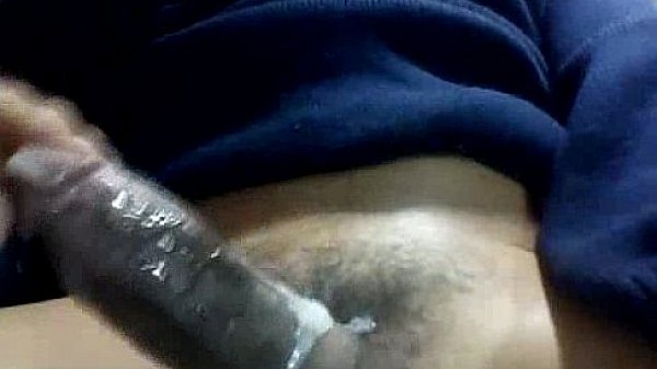 CHOLO PERUANO SE MASTURBA Y EYACULA