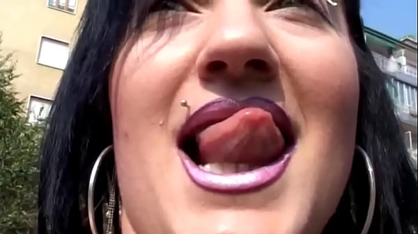 Si esibisce sul palo ma fa sesso davanti a tutti e lo adora  