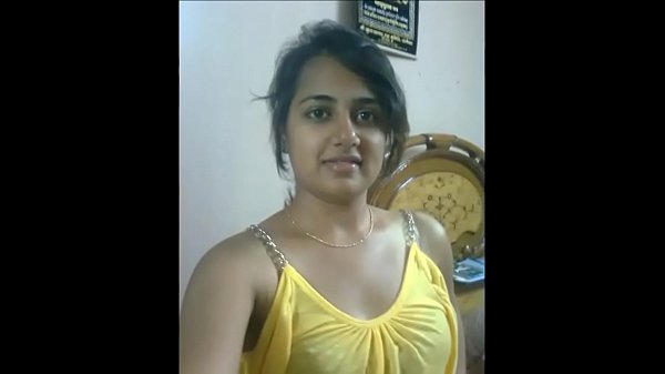 Desi ladki poora dikhate hue .MP4