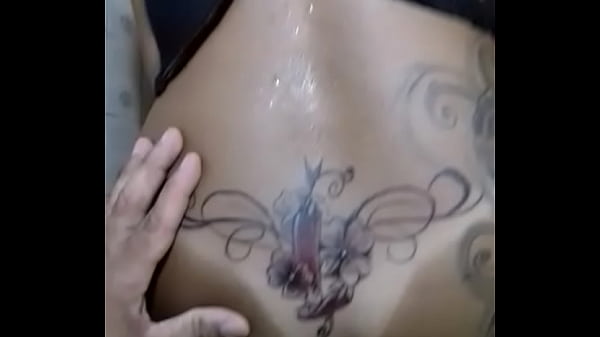 Pegando minha priminha pelas costas. 