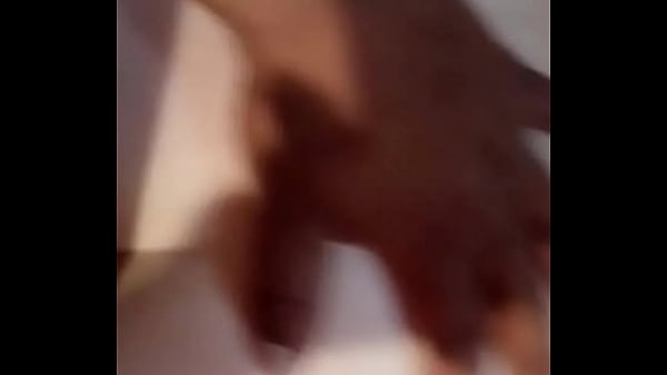 G&uuml;era cogida en 4 gimiendo