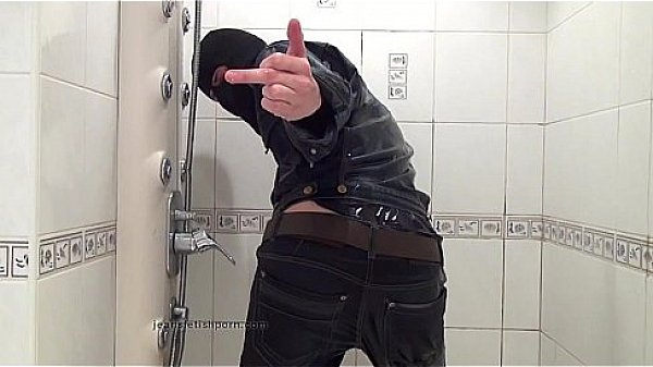 Der Master in Blue Jeans wascht sich im Bad