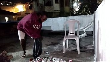 Chamei o mendigo e trepei com ele sem camisinha