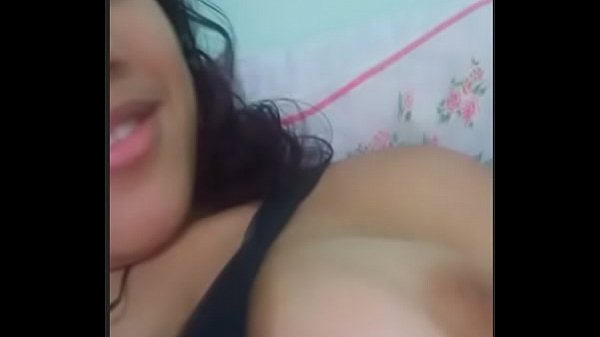PUTINHA DE CALL MOSTRANDO AS TETAS 
