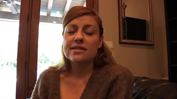 Bella rossa lesbica con tette piccole lecca la figa della fidanzata 