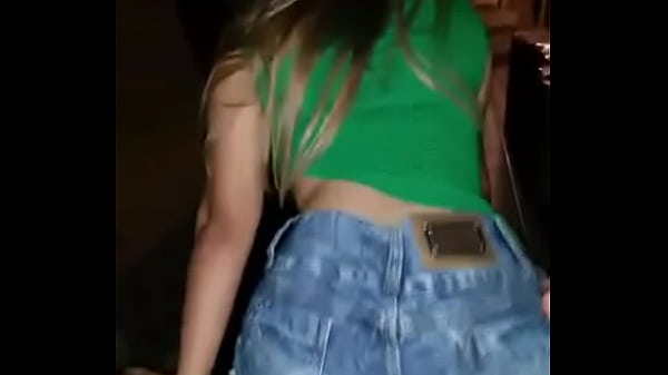 Novinha Gostosa cheia de tes&atilde;o senta no cassete com  bermuda jeans  