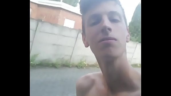 Novinho batendo punheta