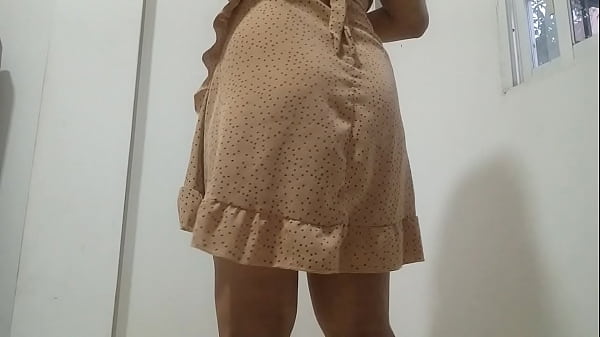 Hijastra limpia su casa, para la llegada del padrastro bandida ense&ntilde;a su co&ntilde;o y sus tetas mientras limpia.