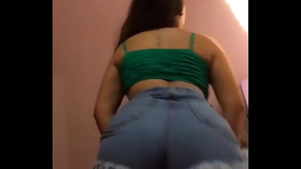 Novinha rebolando a bunda