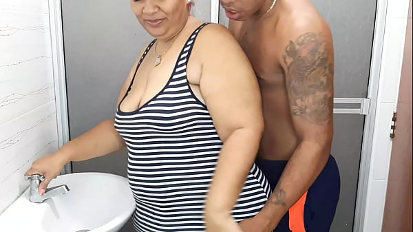 Mi hijastro me sorprende en el ba&ntilde;o para que le haga una mamada, me encanta su polla