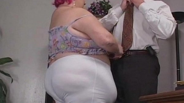 Kinky mature bitch sucks dick