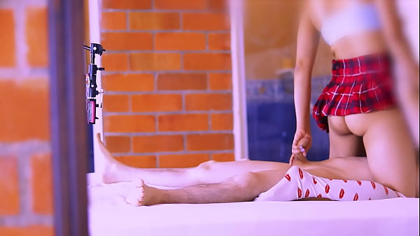 El padrastro y la mejor amiga intercambiaron sonrisas furtivas en el jard&iacute;n. 