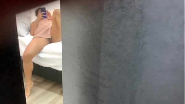 CHICA JOVEN CAMBIANDOSE DE ROPA