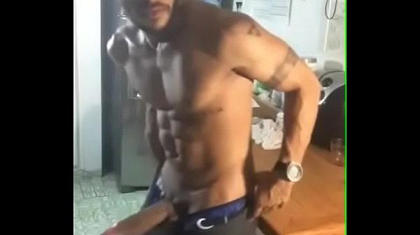 Neg&atilde;o exibindo mega cacete de enlouquecer qualquer um