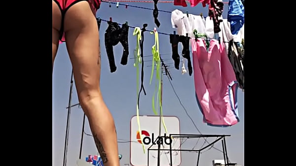 Mi vecina sube a tender la ropa asi y se le mira muy rico el co&ntilde;o, para llegar y dejarsela hundir hasta el fondo