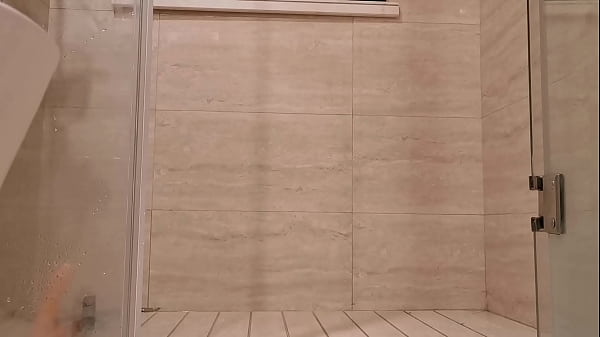 骚逼王小琴老公用假鸡巴干自己的大屁眼