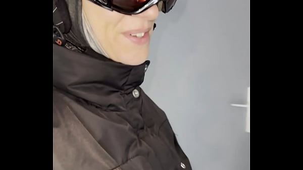 Lety Howl drague un inconnu anglais au casier &agrave; ski pour ensuite le ramener ...