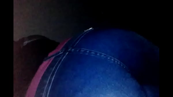 culona caderona en jeans  