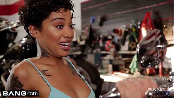 Honey Gold cums on a motorocycle