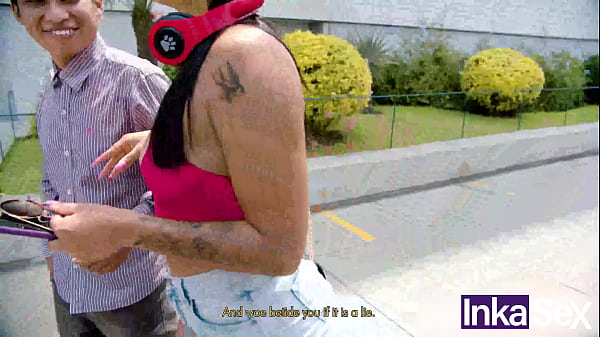 Peruana puta ense&ntilde;a los senos en la calle y se encama con desconocido