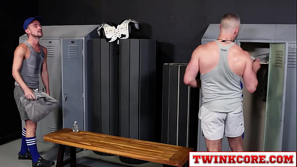 My coach Cole Connor fucking LOOOVE ranchy ass 2 mouth sex! Watch Lane Colten in this amazing TwinkCore scene where he tops the old DILF pop! 