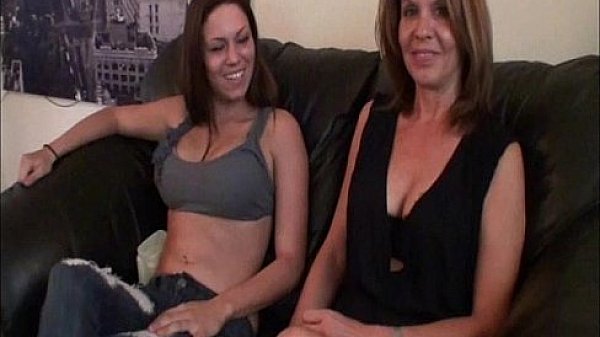 Mamma e figlia sega con i piedi amatoriale - footjob step mom daughter