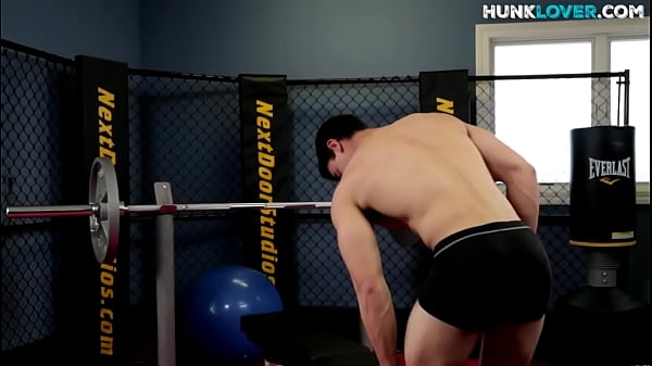 Hunky gym jerks off on gym bench after stripping 