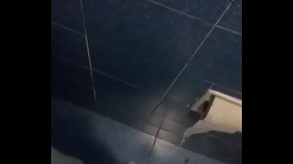 Hermosa jovencita sexy sec&aacute;ndose despu&eacute;s de ducha.