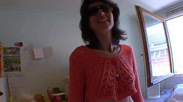 Bourge venue par hasard se laisse caresser et baiser !! French amateur