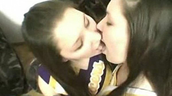 dvojcata-natocila-vlastni-ni-sex