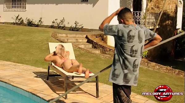 Limpador De Piscina Comeu A Loirinha Safadinha  