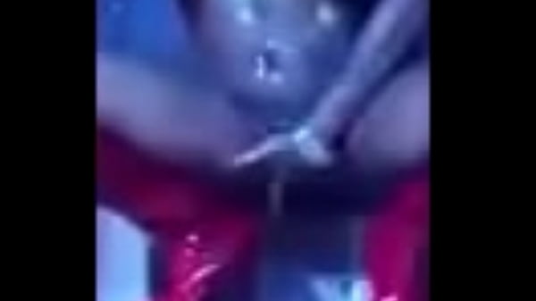 In&ecirc;s Brasil se masturbando em show