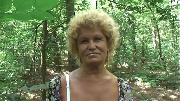 Nonna affamata di cazzi con tette perfette e figa pelosa indossa calze a rete solo per farmi arrapare  