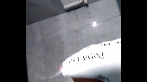 La puta de Nico se pajea en el ba&ntilde;o.  