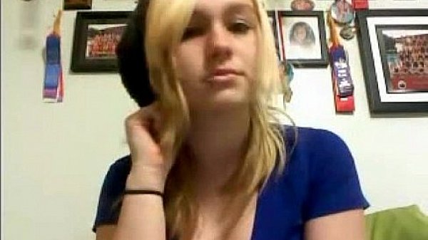 Blond Emma bate on webcam