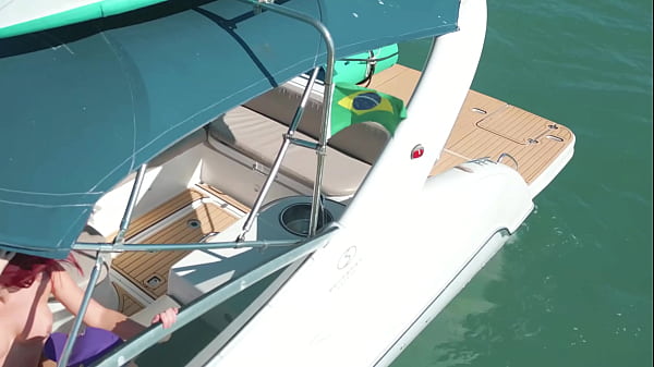 Drone flagra casal transando na lancha em alto mar  