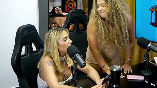 A Novinha Safada levantou e mostrou o cuzinho, ainda piscou na c&acirc;mera bem gostoso para voc&ecirc;s, oque ela merece? - Bruna Lambertini & Isa Moura  