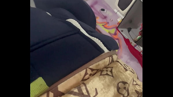 Mulher vai lavar roupa e com muito tes&atilde;o na termina da m&aacute;quina de lavar se masturbando e gozando muito