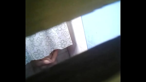 Muchacha virgen ba&ntilde;andose  