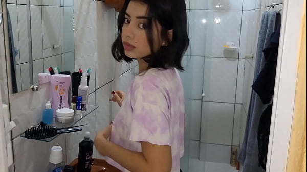 Meu step-brother me pegou assistindo v&iacute;deo porno e me masturbando