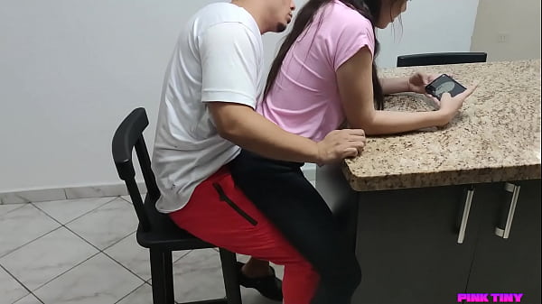 Mi Hijastra Traviesa se Sento En mis Piernas y Me Quito el Celular Para Jugar Pero Se Empezo a Mover Mucho y me Levanto la Polla 