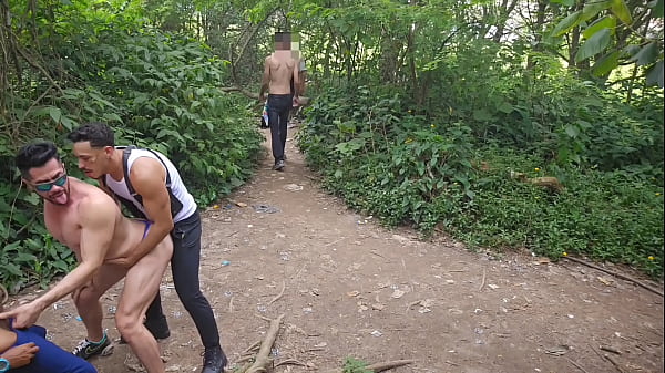 LEIVEI MEU AMIGO PARA CONHECER O PARQUE DE SEXO OFERECI O CUZINHO DELE PARA OS H&Eacute;TEROS QUE FAZEM CAMINHADA 