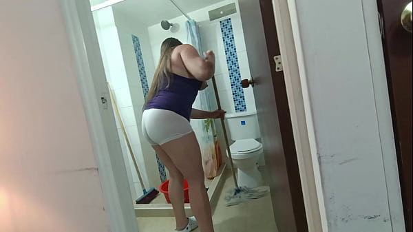 Le Ofrec&iacute; Dinero A Mi Empleada Por trabajar En Shorts Y Sin Calzones Al Final Me Dio La Mejor Chupada De Verga 2