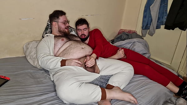 Osos chup&aacute;ndose las pollas en pijama (Short Video)