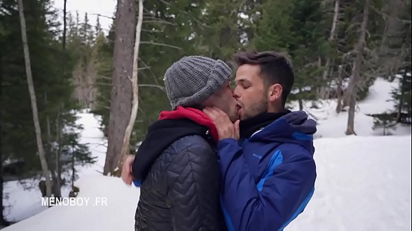 Apr&egrave;s le ski, Kevin-David se fait pomper et baise bareback Max