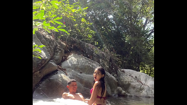 Sexo al aire libre, Me dejo follar por un extra&ntilde;o en el r&iacute;o 