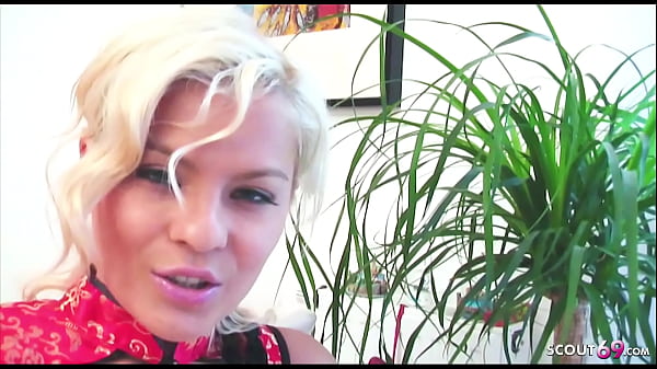 Schlanke blonde Maus Jasmine spritzt erst ab und schluckt dann deine Wichse - German POV 