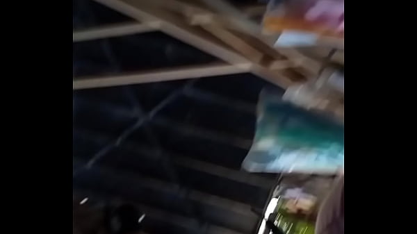 Grabando una nalguita en tienda de vecina  